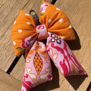 Fluffy bow tas hanger pip style