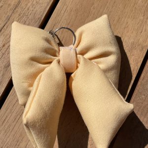 Fluffy bow tas hanger soft yellow
