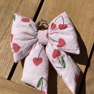 Fluffy bow tas hanger cherry hearts
