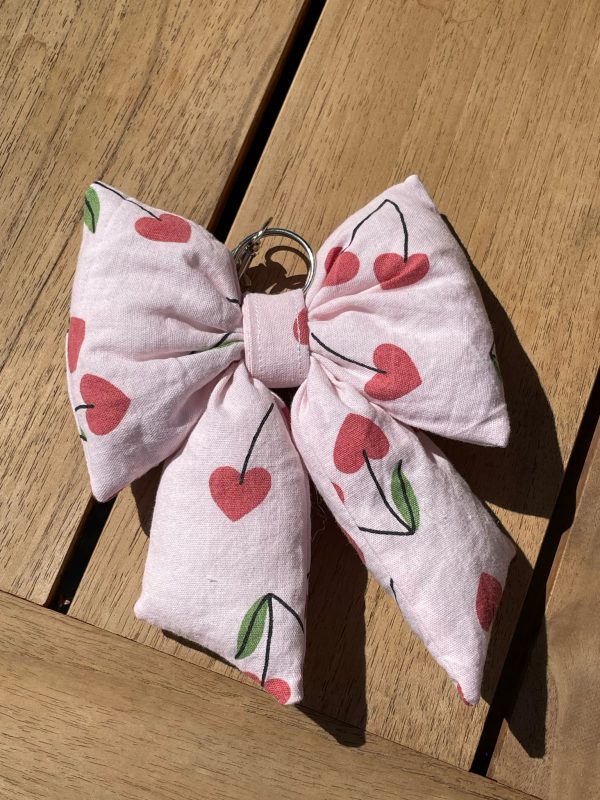 Fluffy bow tas hanger cherry hearts