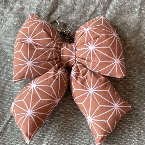 Fluffy bow tas hanger bruin starflower