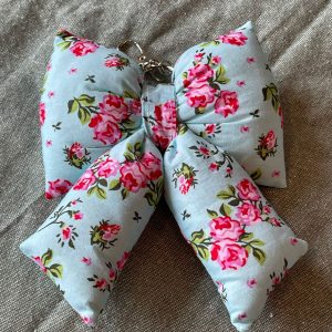 Fluffy bow tas hanger old cottage rose