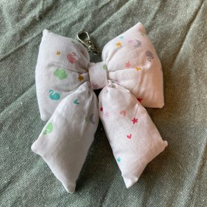 Fluffy bow tas hanger maan ster wit