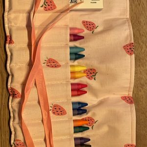 crayon roll up small pastel roze met aardbeien print