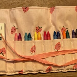 crayon roll up small  pastel roze met aardbeien print