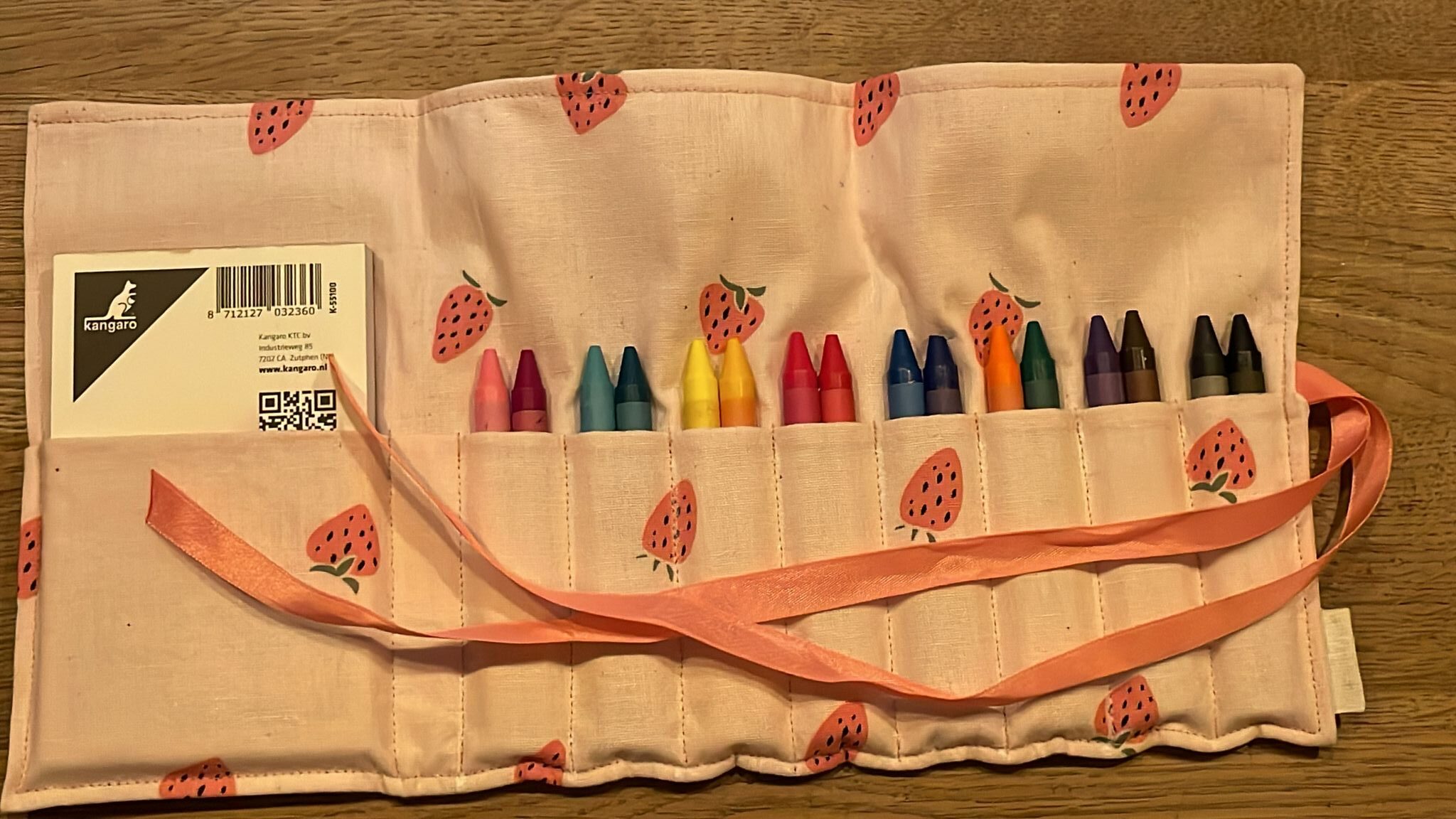 crayon roll up small pastel roze met aardbeien print