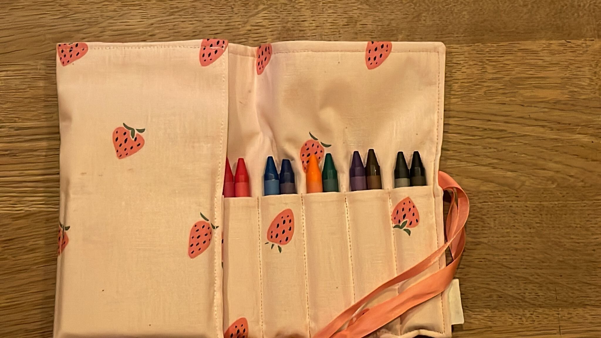 crayon roll up small pastel roze met aardbeien print - Afbeelding 3