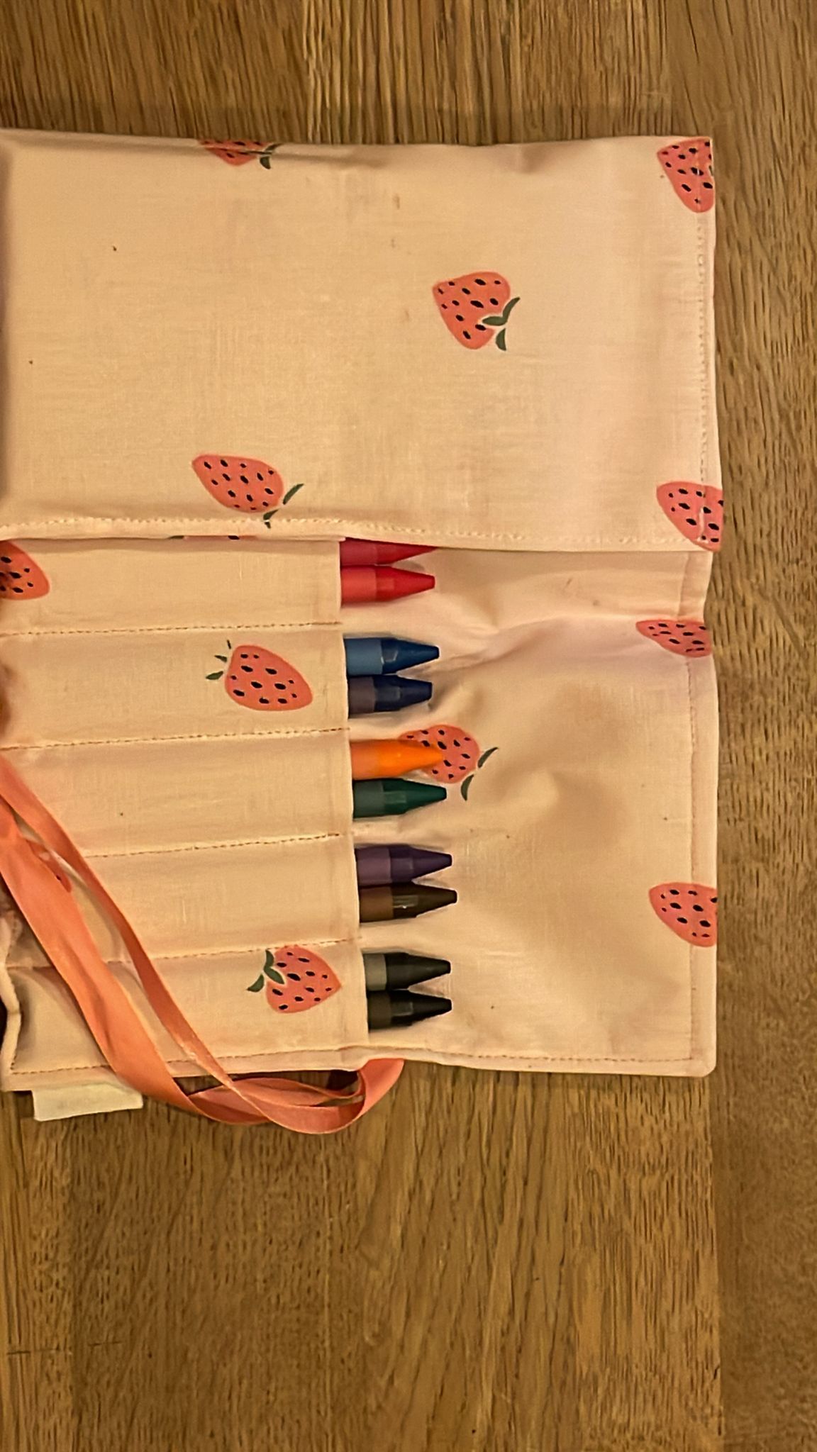 crayon roll up small pastel roze met aardbeien print - Afbeelding 4