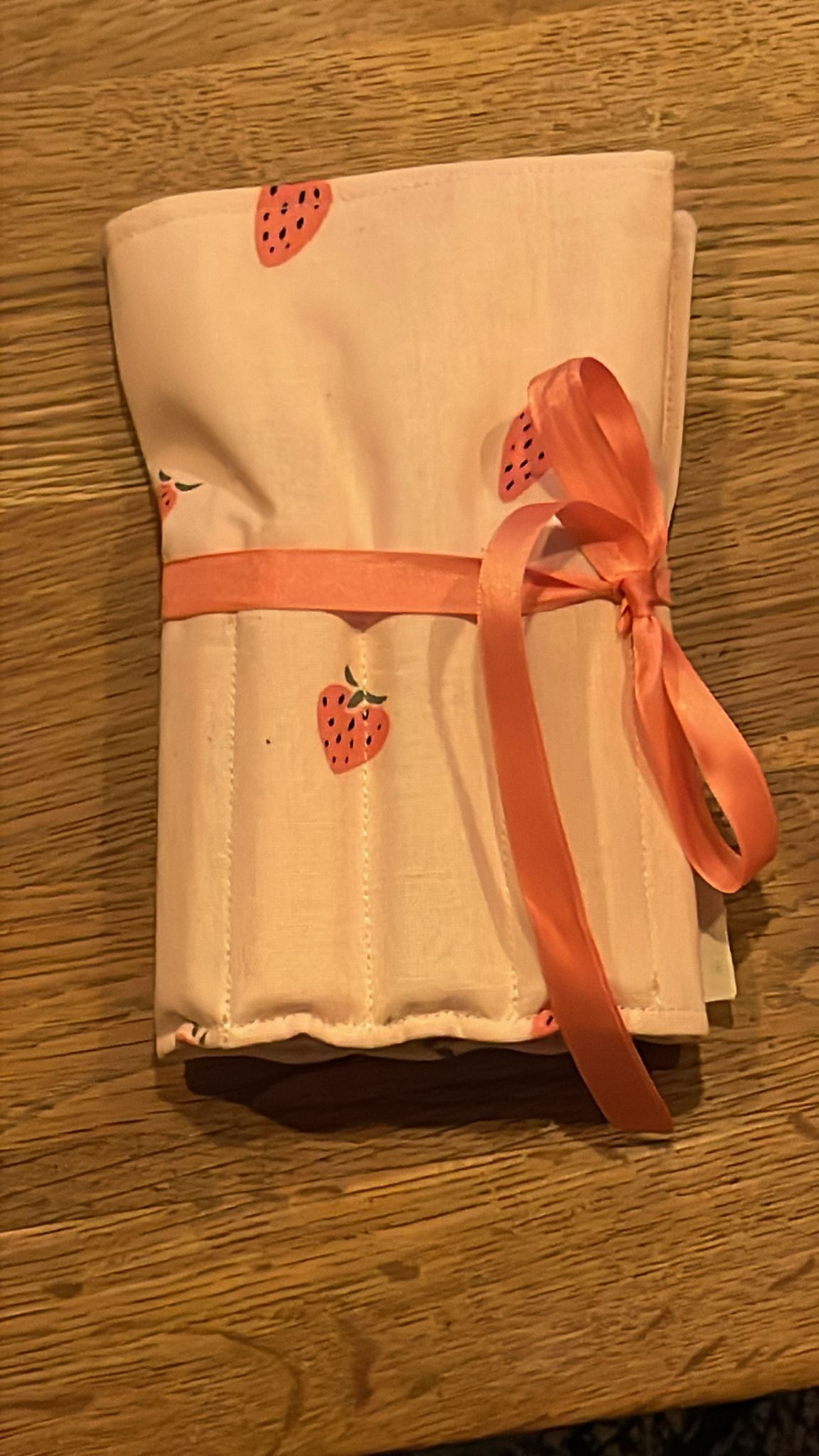 crayon roll up small pastel roze met aardbeien print - Afbeelding 5