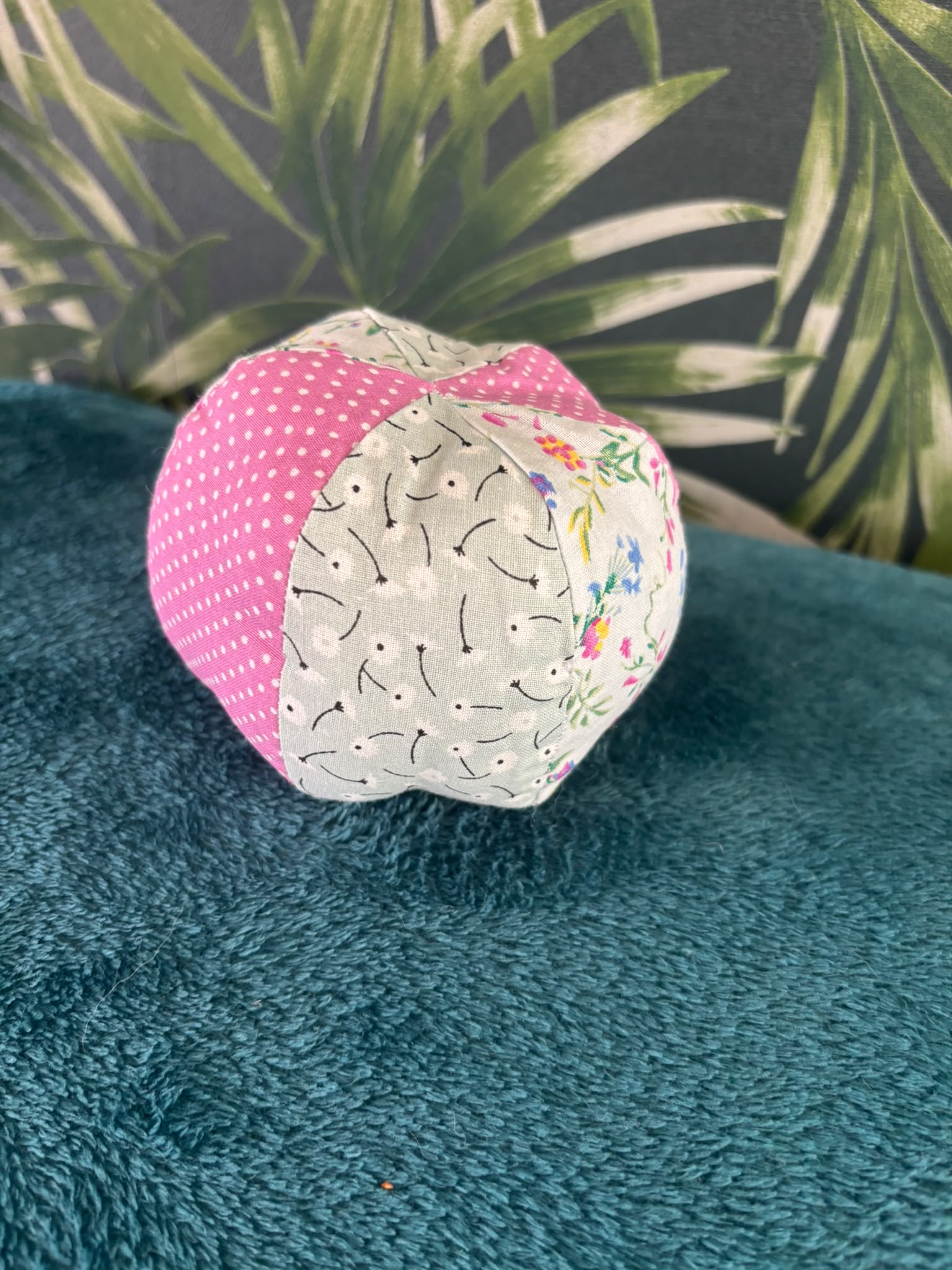 Montessori soft bal groenige bloemen paarse stip - Afbeelding 3