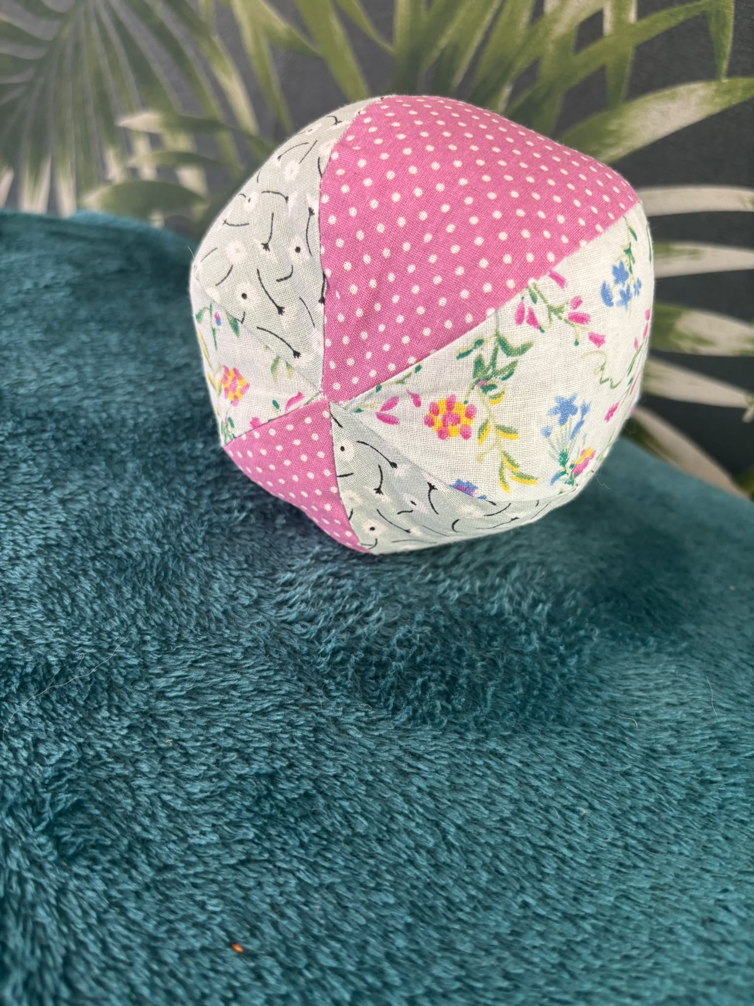 Montessori soft bal groenige bloemen paarse stip - Afbeelding 2
