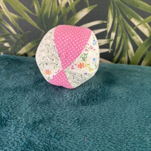 Montessori soft bal groenige bloemen paarse stip