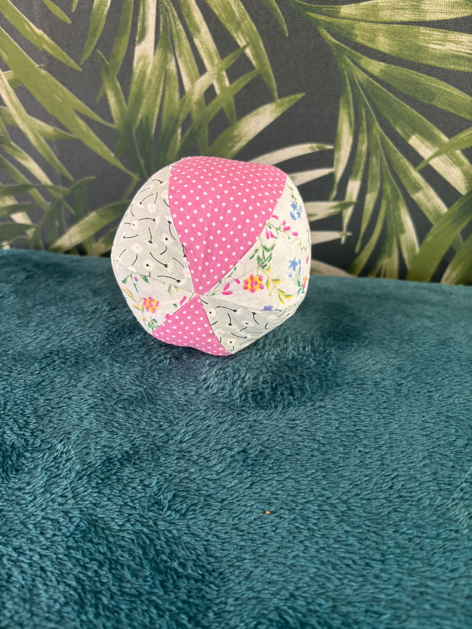 Montessori soft bal groenige bloemen paarse stip