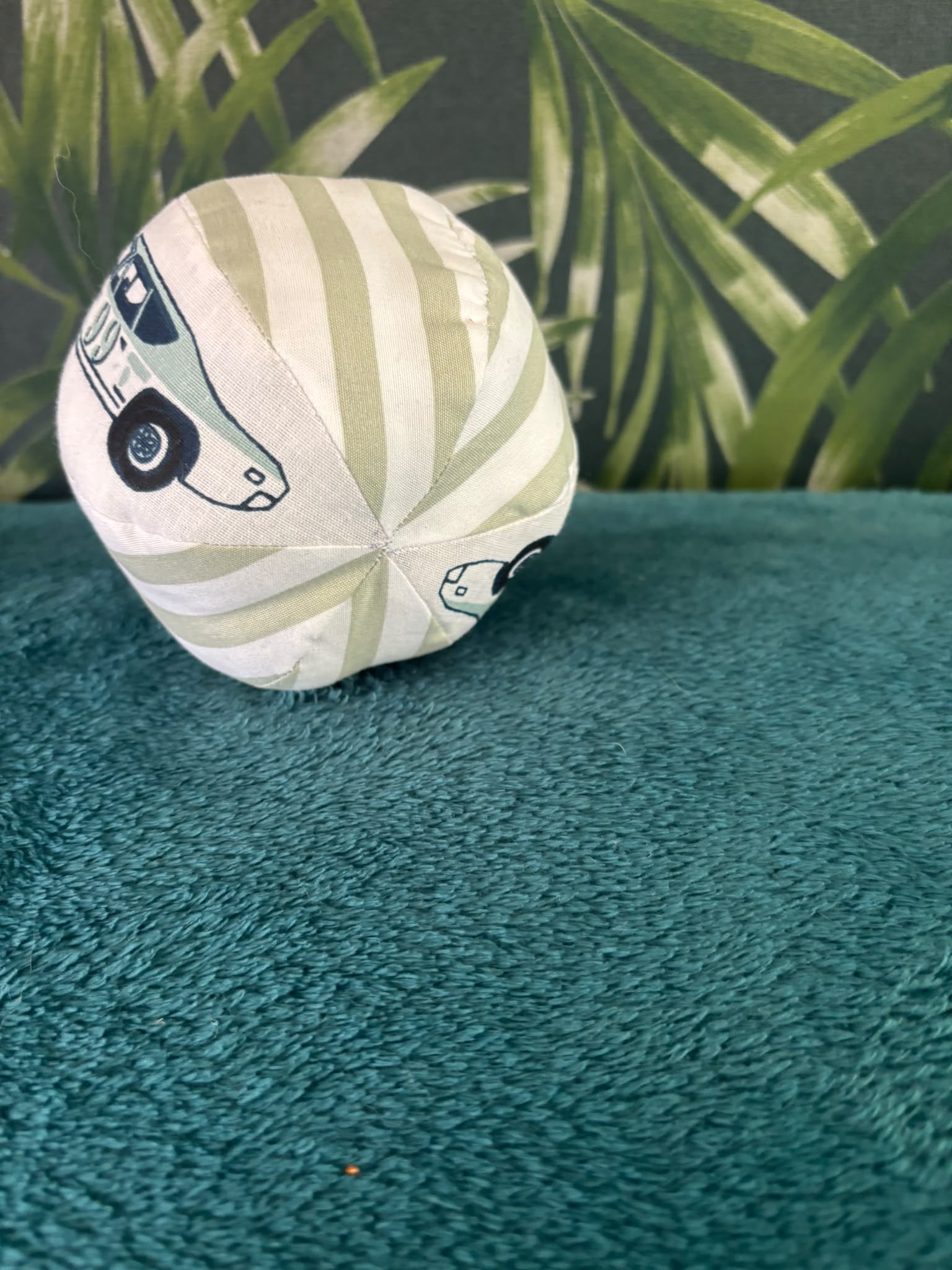 Montessori soft bal rode sportauto groene strepen - Afbeelding 2