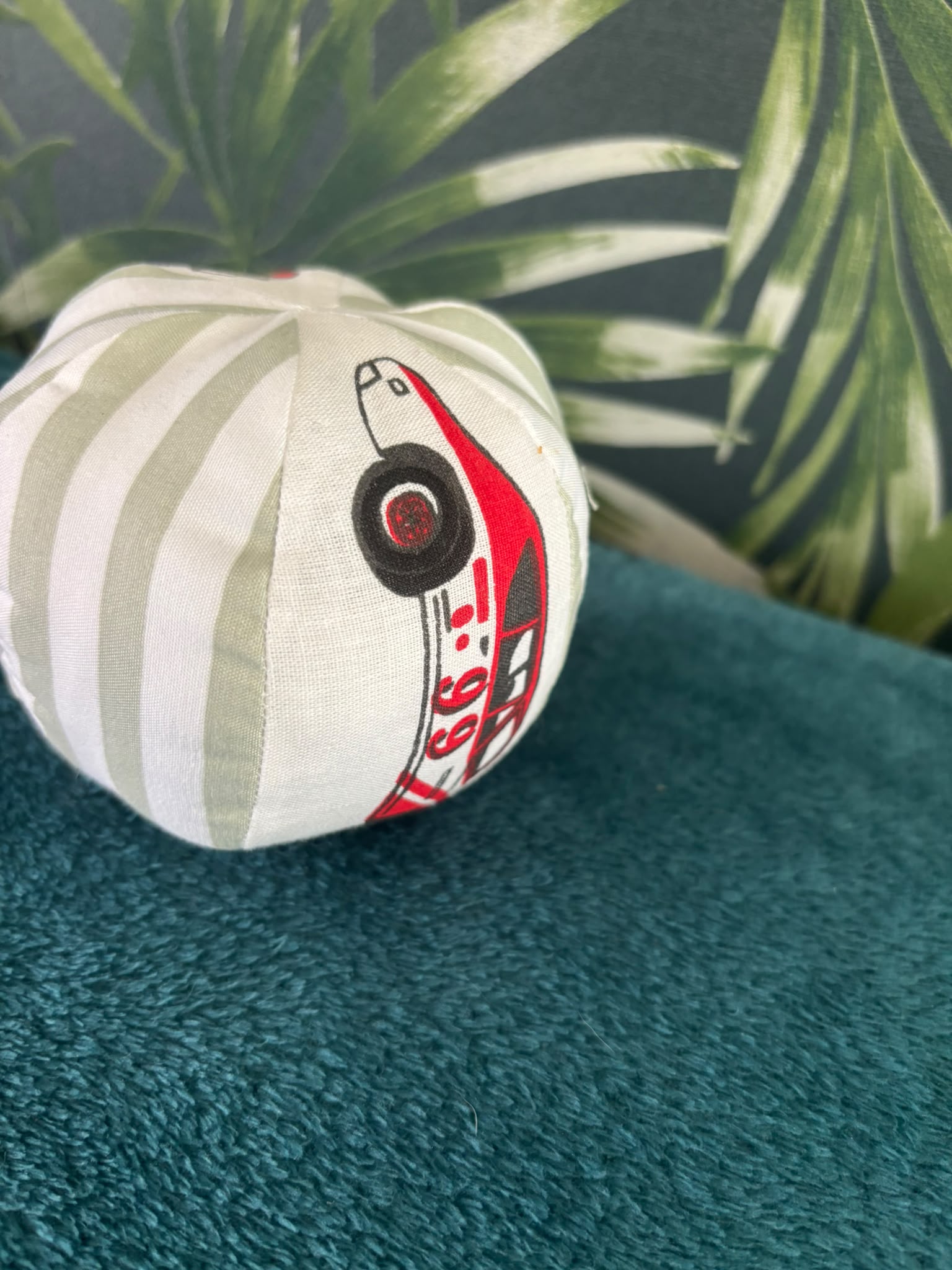 Montessori soft bal rode sportauto groene strepen