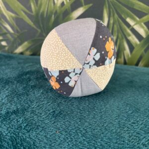 Montessori soft bal blauw bloemig beige stippen vakken