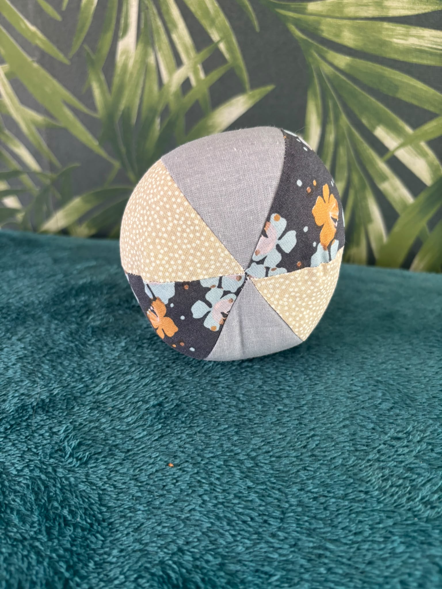 Montessori soft bal blauw bloemig beige stippen vakken