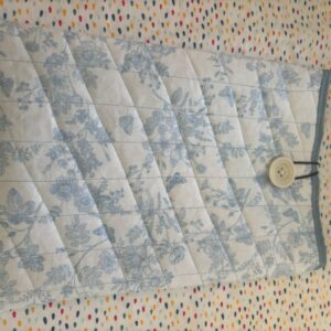 Book-sleeve size m wit met blauwe bloemen print